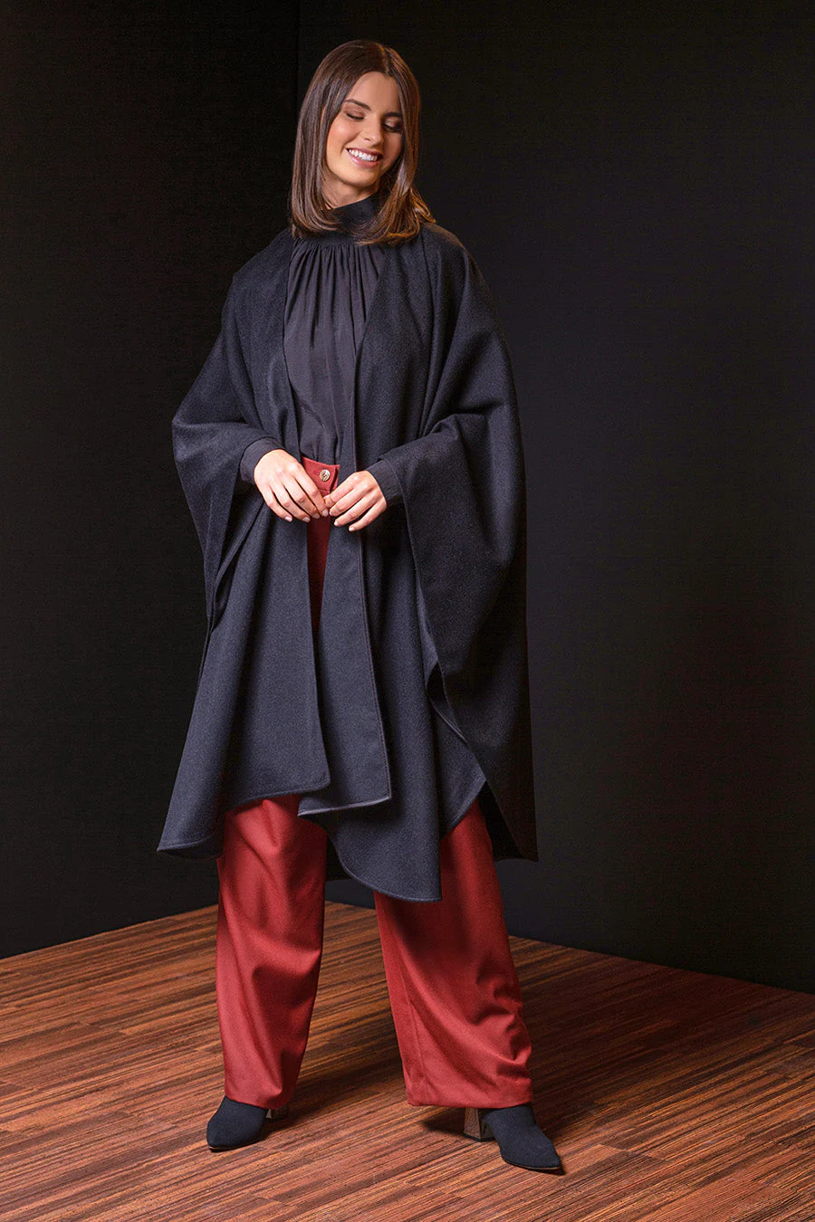 Grun - Royal Alpaca Cape Royal Alpaca Color Black