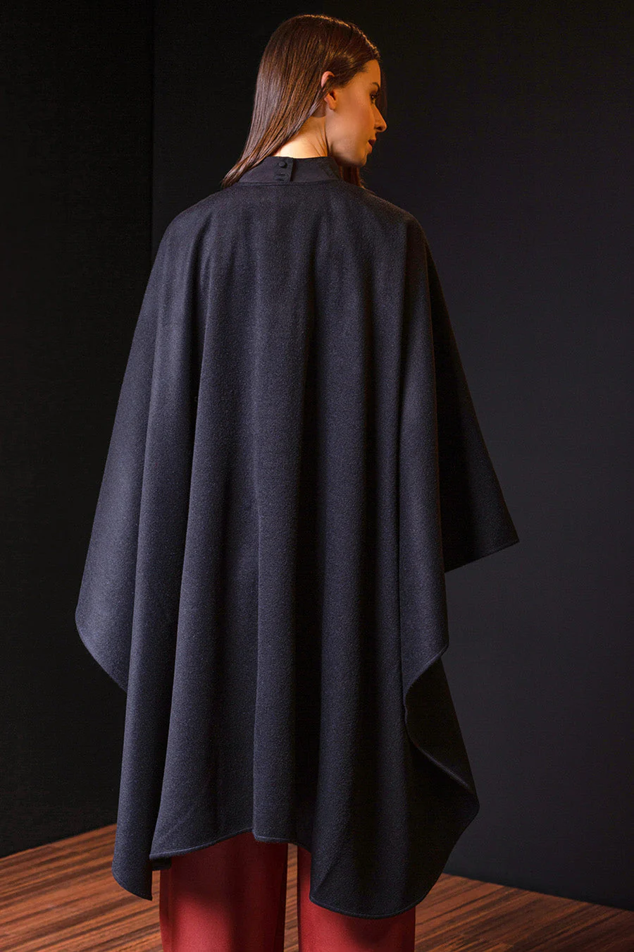 Grun - Royal Alpaca Cape Royal Alpaca Color Black - Image 2