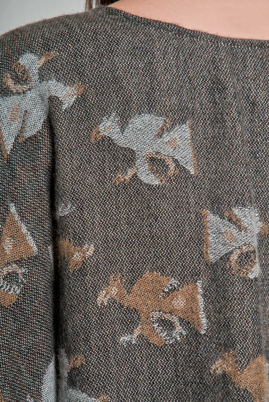 Nazca - 42 Cape Baby Alpaca Color Grey - Image 3