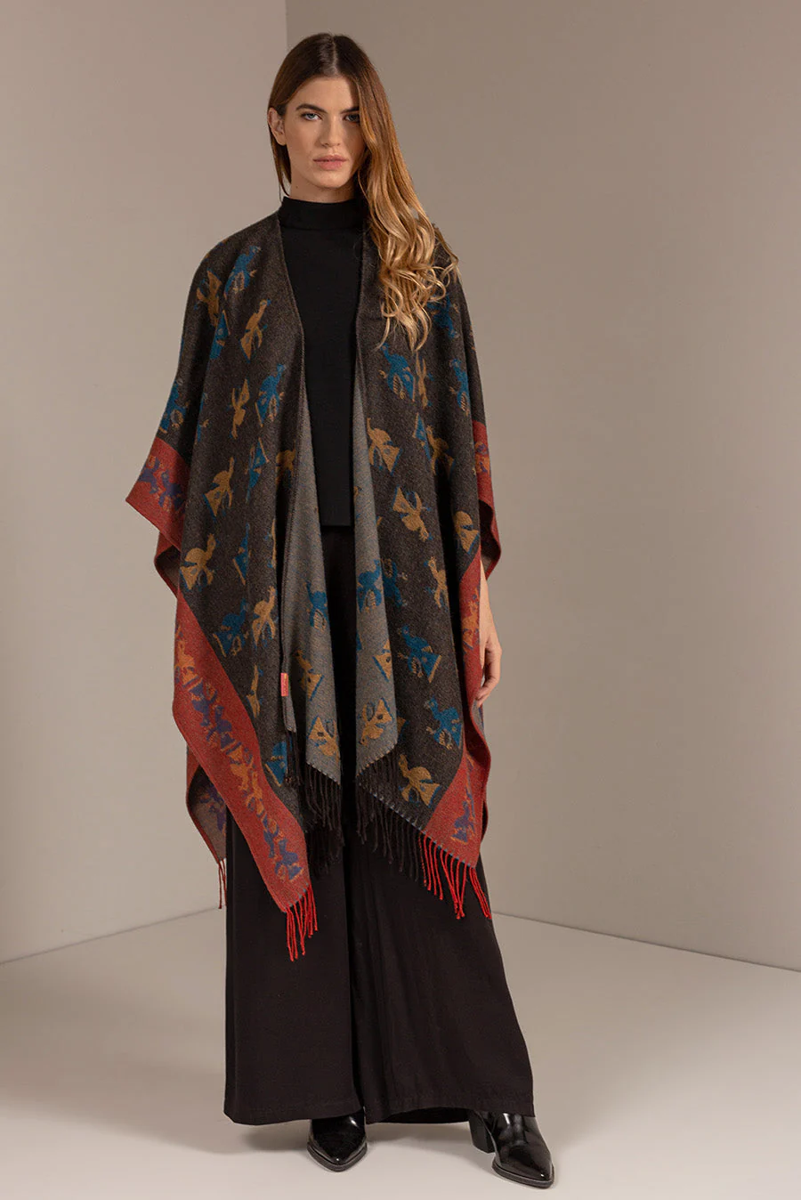 Nazca - 42 Cape Baby Alpaca Color Black - Image 4