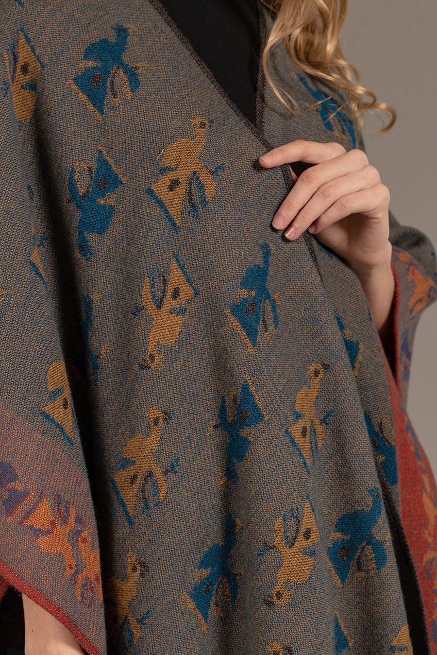 Nazca - 42 Cape Baby Alpaca Color Black - Image 8