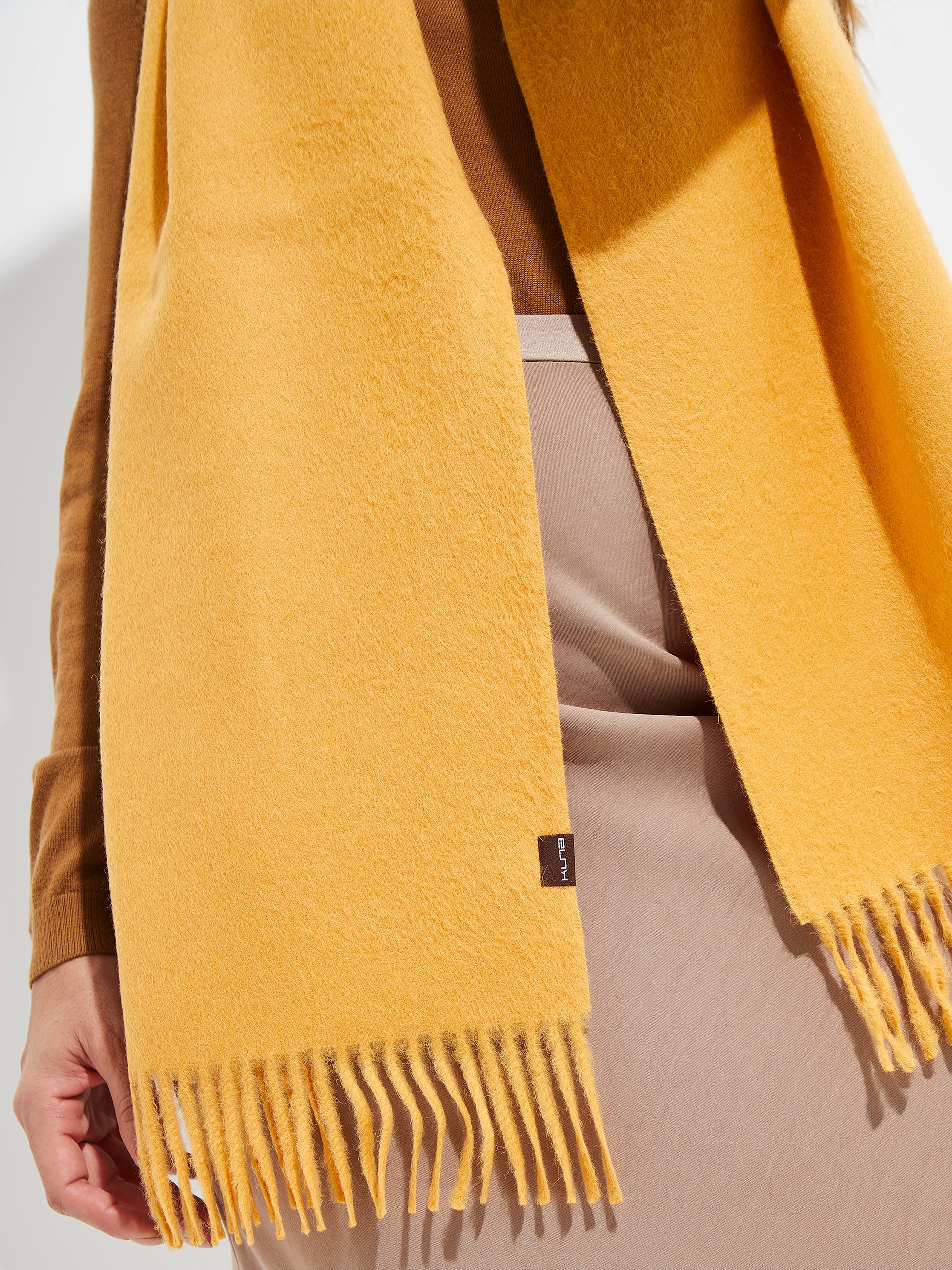 Jamas Scarf Royal Alpaca Color Amarillo - Image 3
