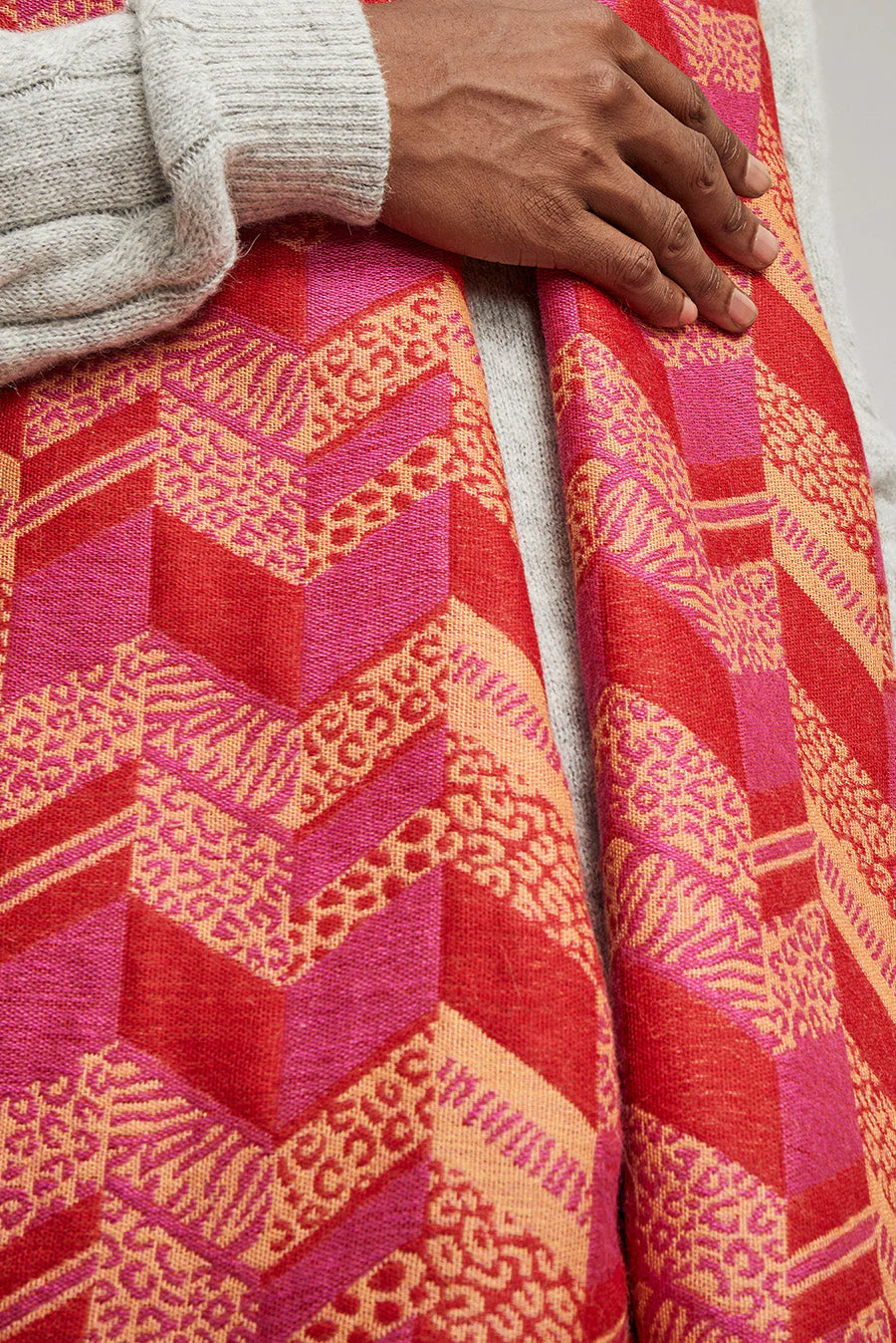 Wildlife Scarf Baby Alpaca Color Guinfa & Pink - Image 4