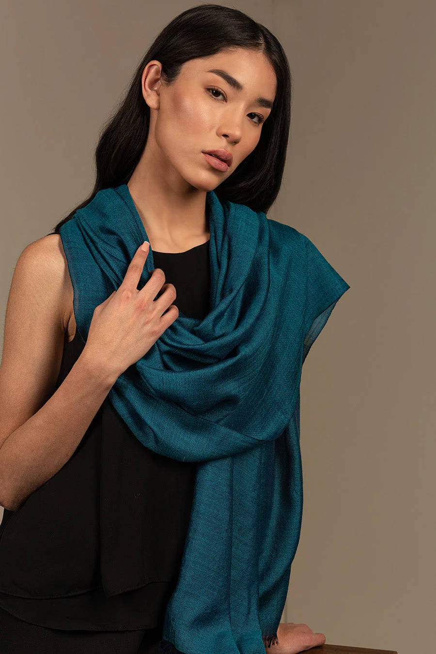 Bilbao Shawl Royal Alpaca & Silk Color Petroleo - Image 3