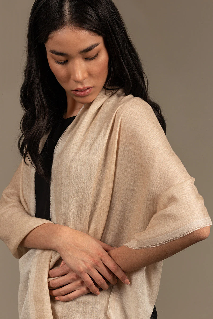 Boston Shawl Royal Alpaca & Silk Color Beige & Ecru - Image 3