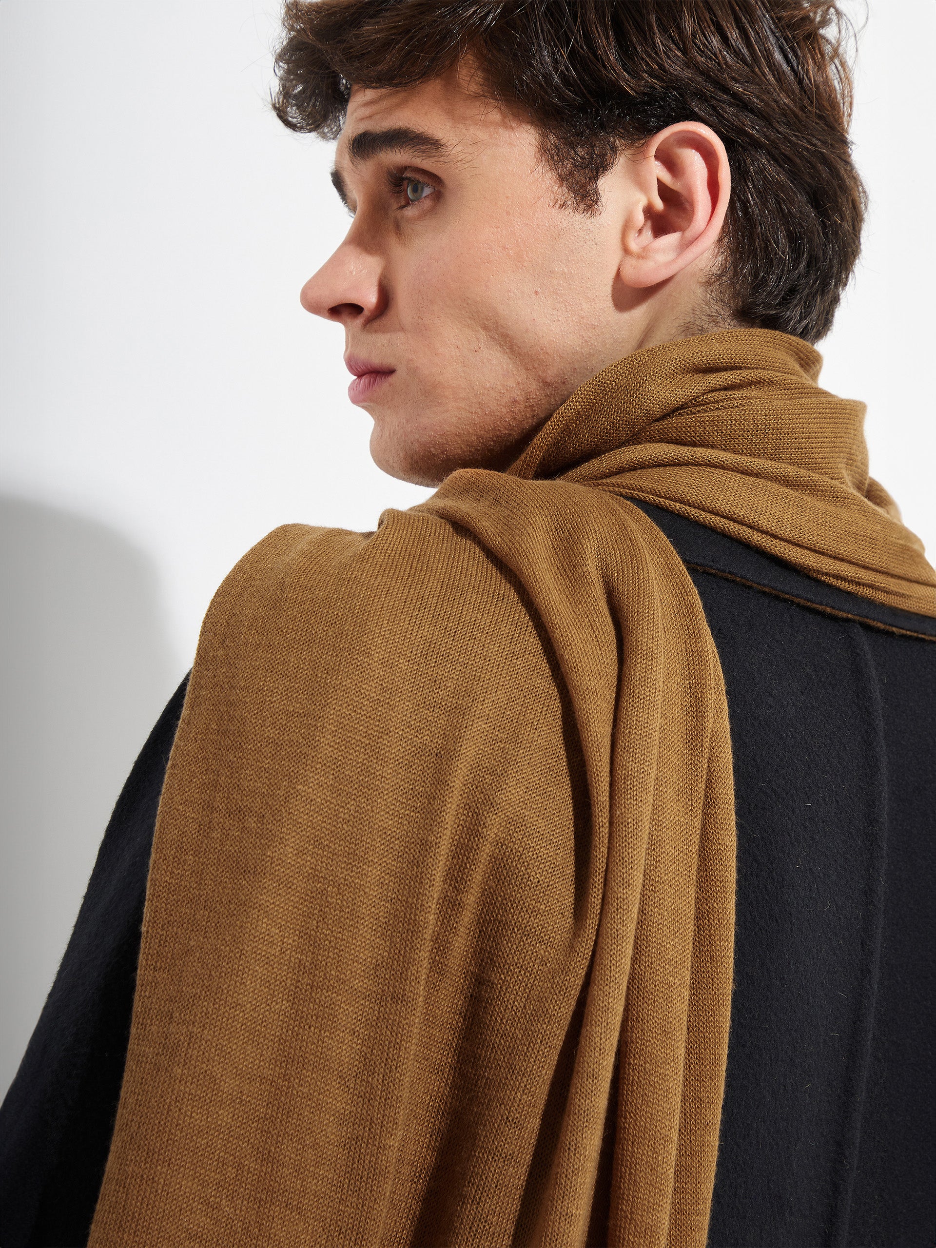 Bouveret Shawl Vicuña Color Camel - Image 5
