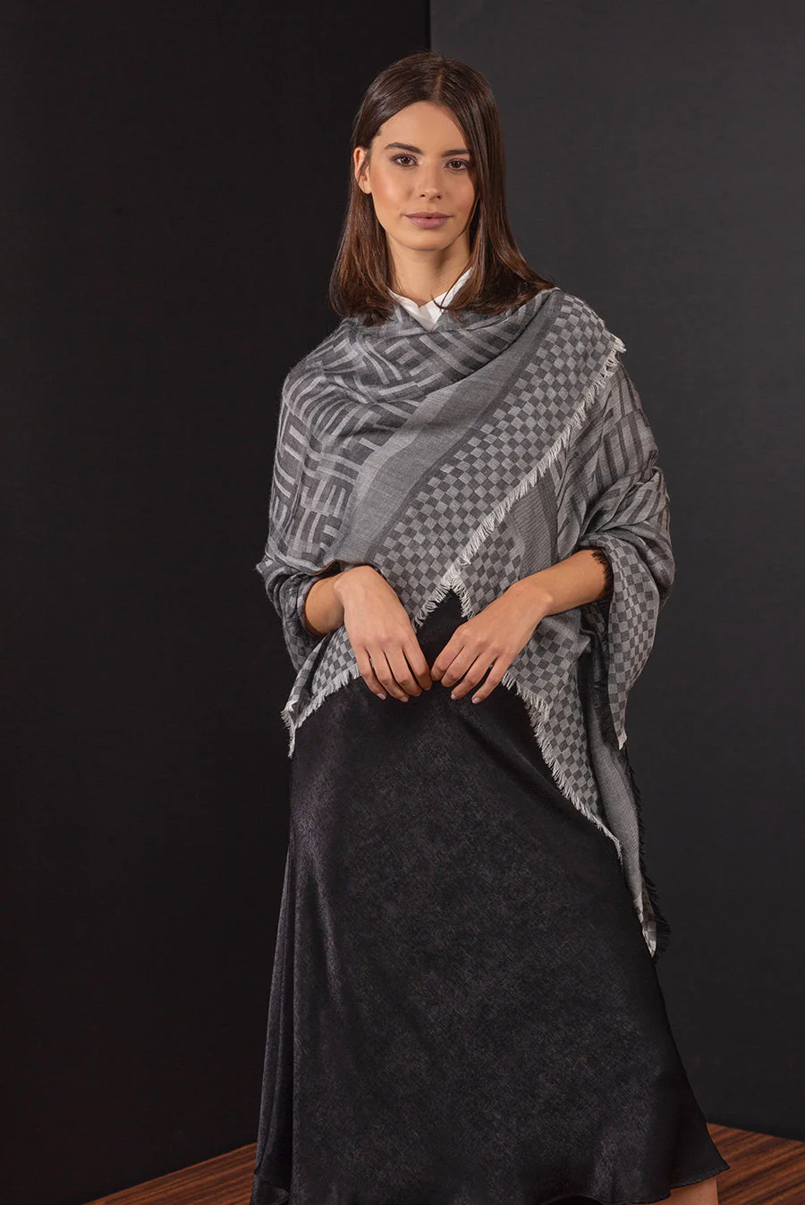 Bruselas Shawl Royal Alpaca & Silk Color White & Black