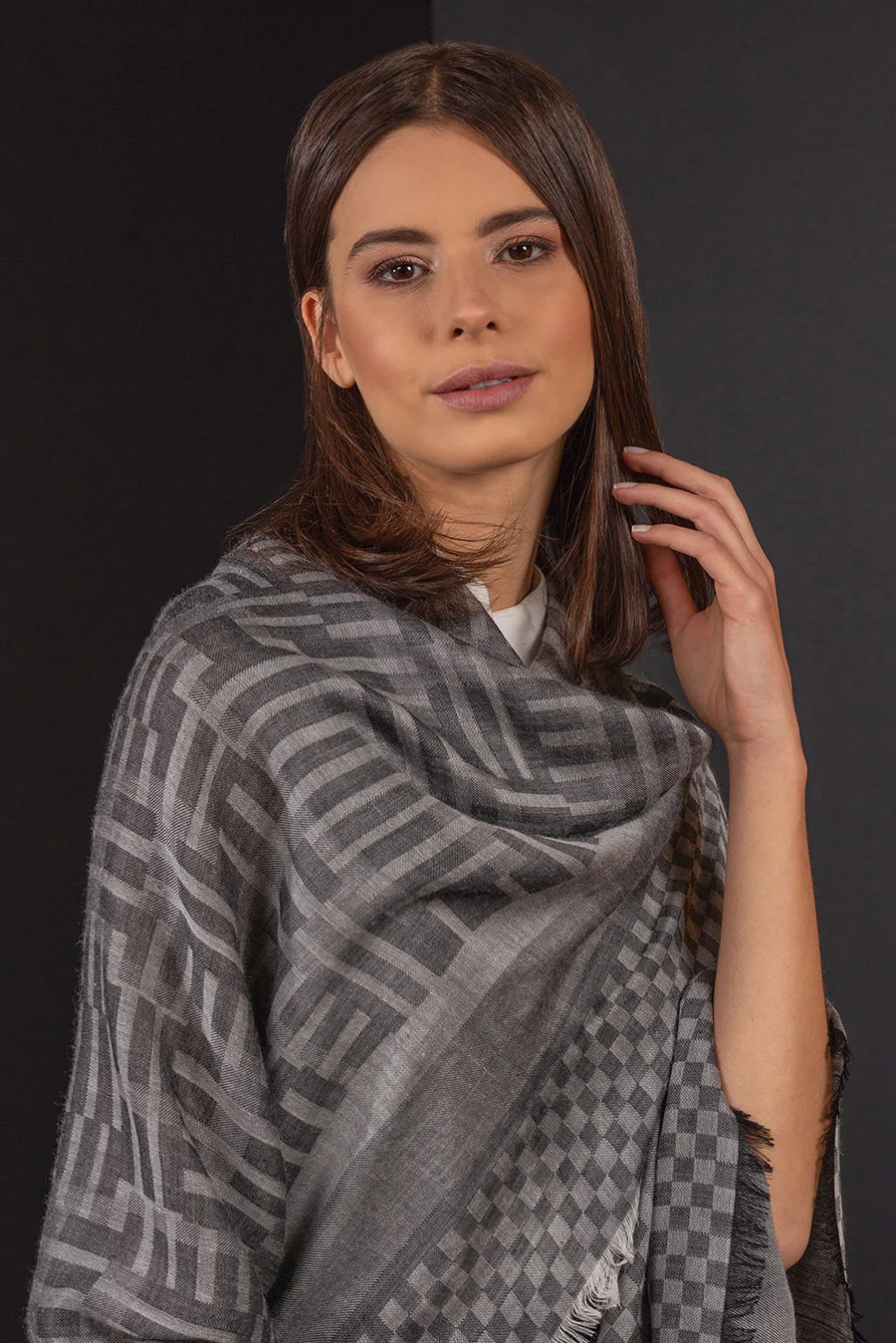 Bruselas Shawl Royal Alpaca & Silk Color White & Black - Image 3