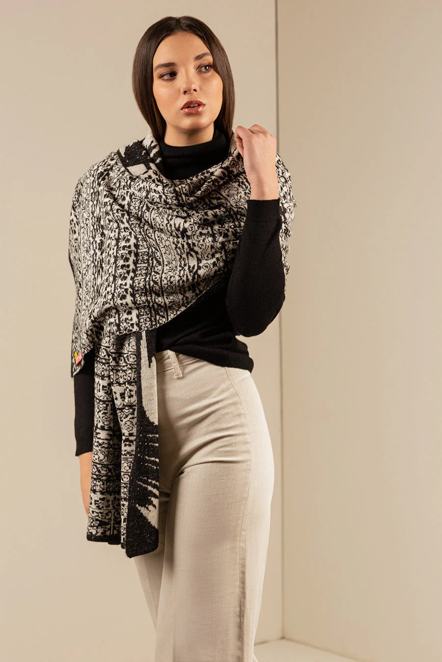 Uambo Shawl Baby Alpaca Color Black & Ecru