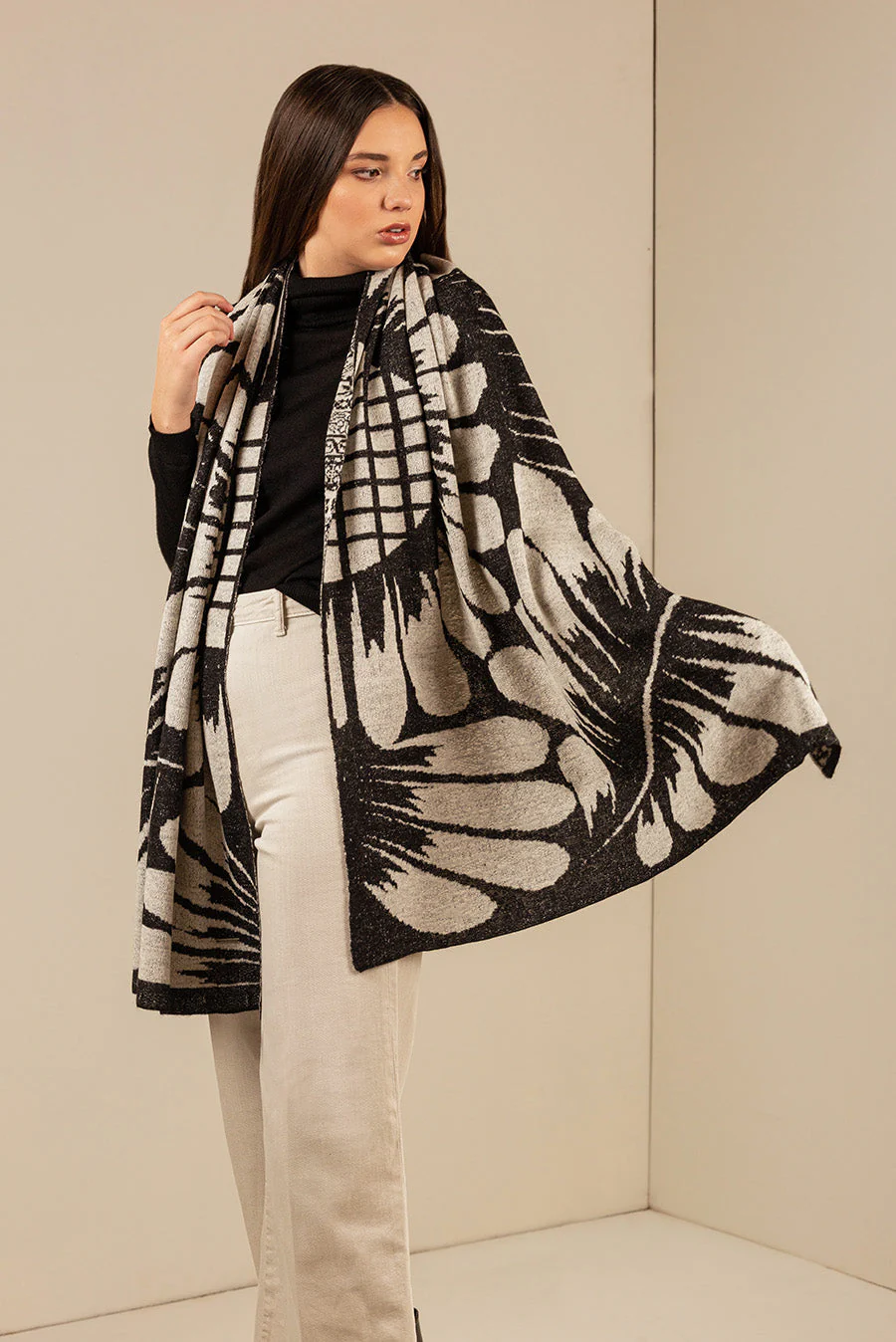 Uambo Shawl Baby Alpaca Color Black & Ecru - Image 2