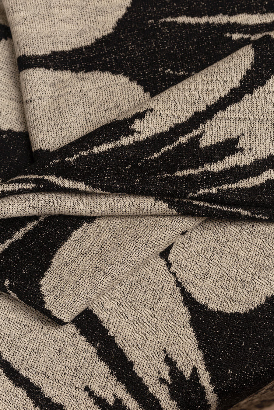 Uambo Shawl Baby Alpaca Color Black & Ecru - Image 5