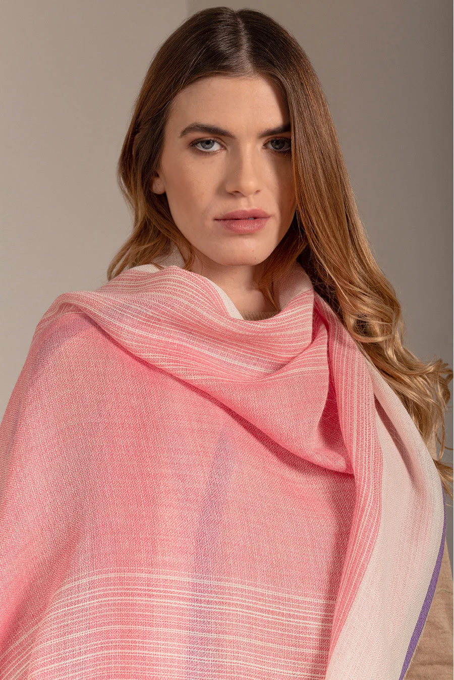 Ufana Shawl Baby Alpaca Color Fucsia - Image 3