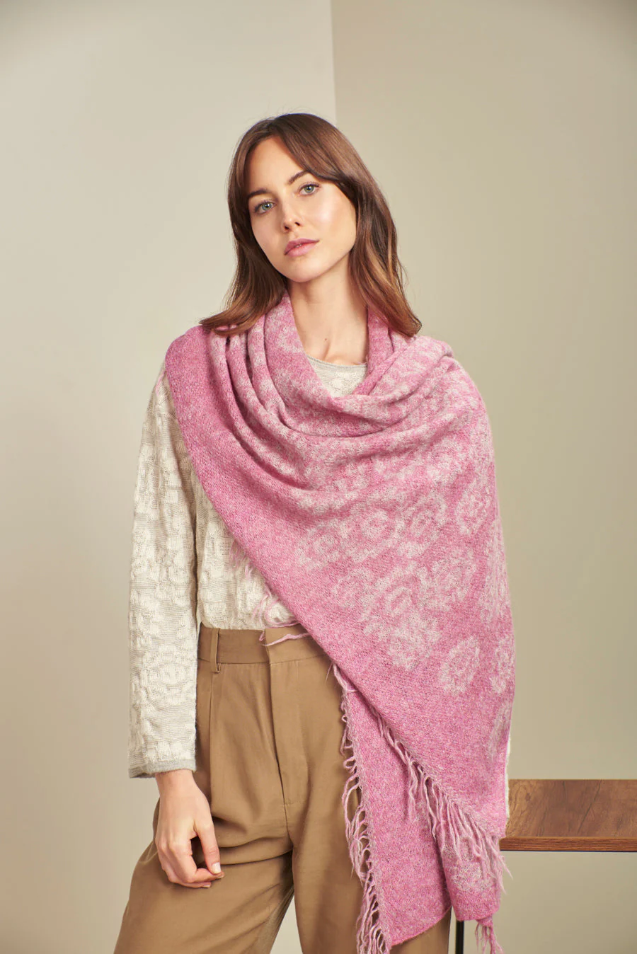Ulsa Shawl Baby Alpaca Color Damask & Luna - Image 3