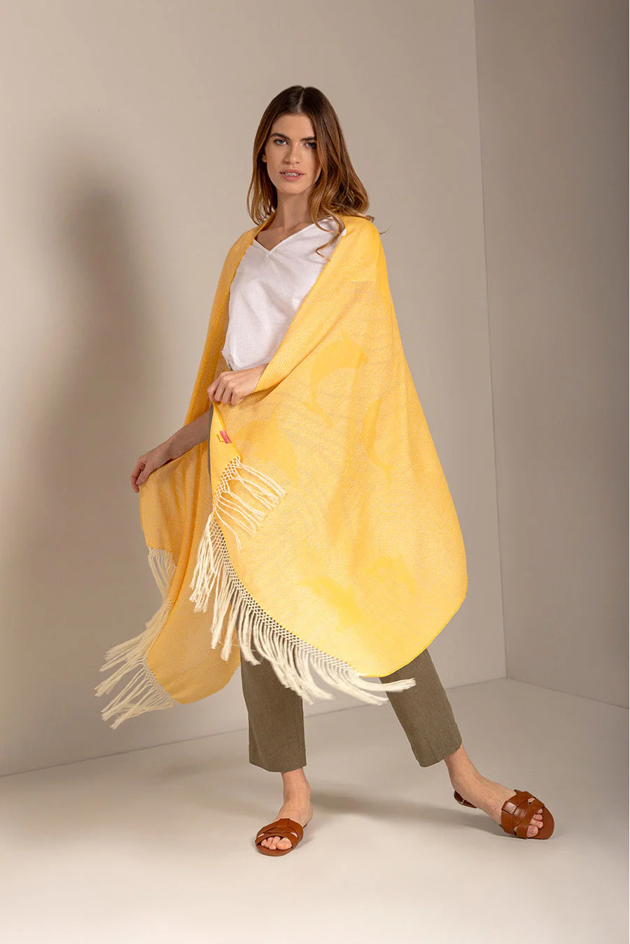 Ultramarino Shawl Baby Alpaca Color Amarillo Claro