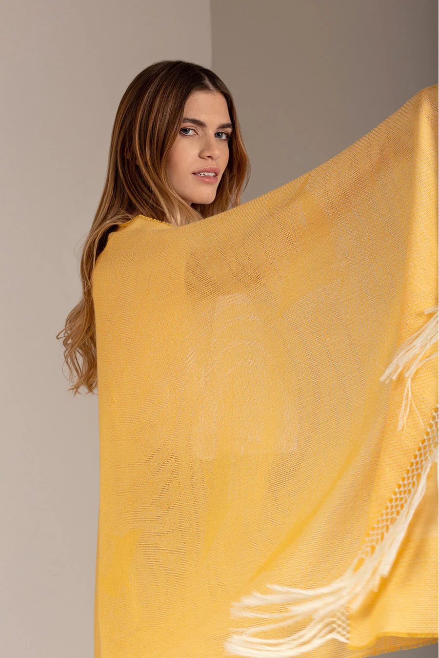 Ultramarino Shawl Baby Alpaca Color Amarillo Claro - Image 3