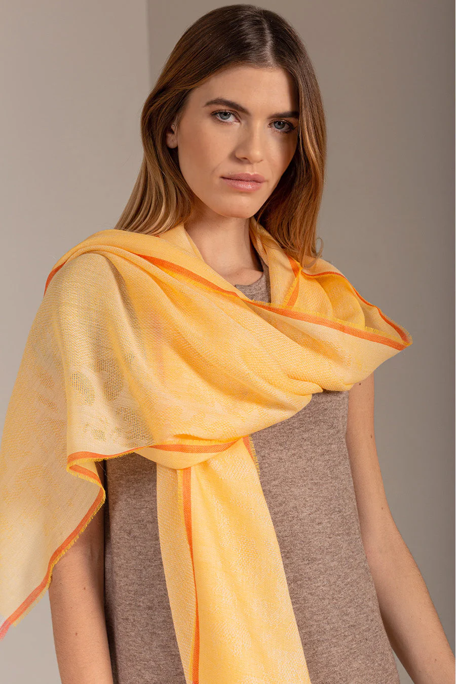 Unlimited Shawl Baby Alpaca Color Amarillo - Image 3