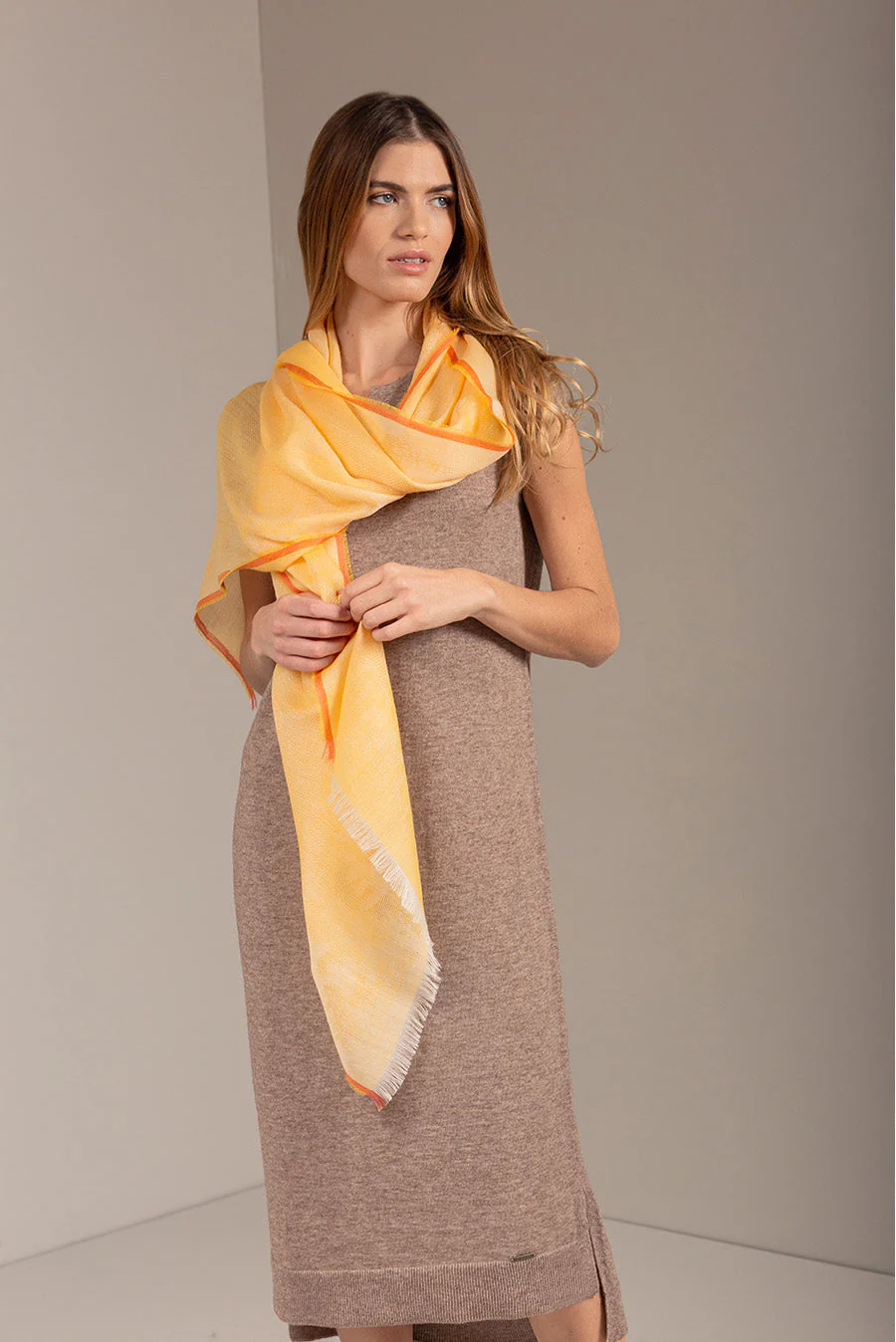 Unlimited Shawl Baby Alpaca Color Amarillo - Image 4