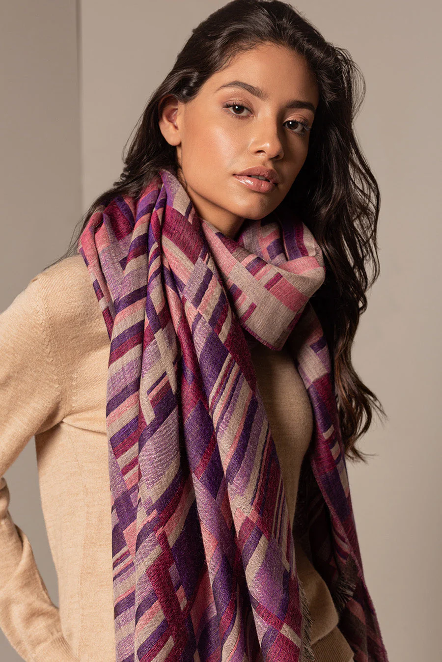 Up Shawl Baby Alpaca Color Guinda - Image 3