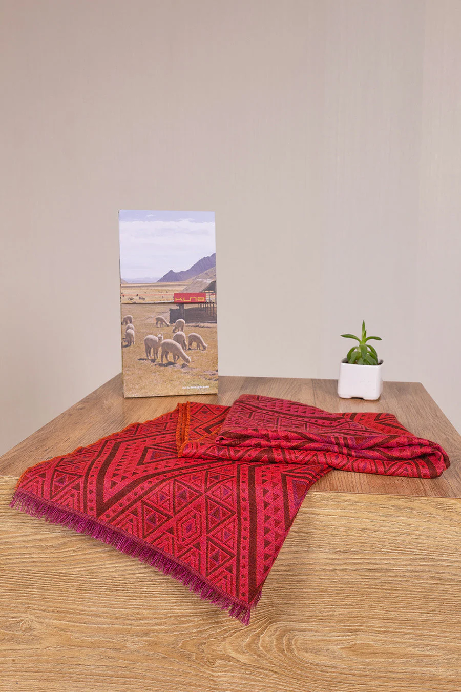 Venga Shawl Baby Alpaca Color Fucsia - Image 2