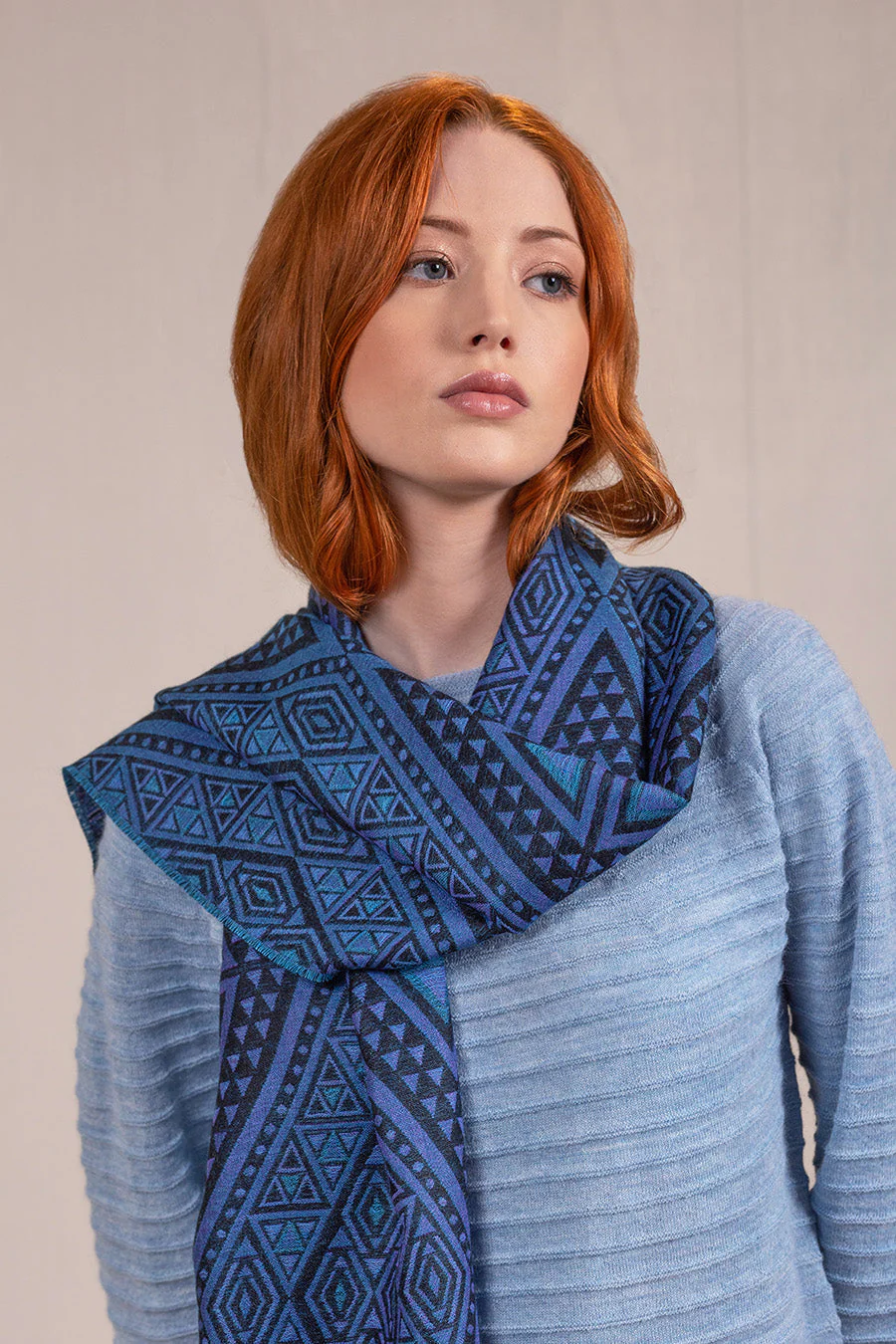 Venga Shawl Baby Alpaca Color Morado - Image 3