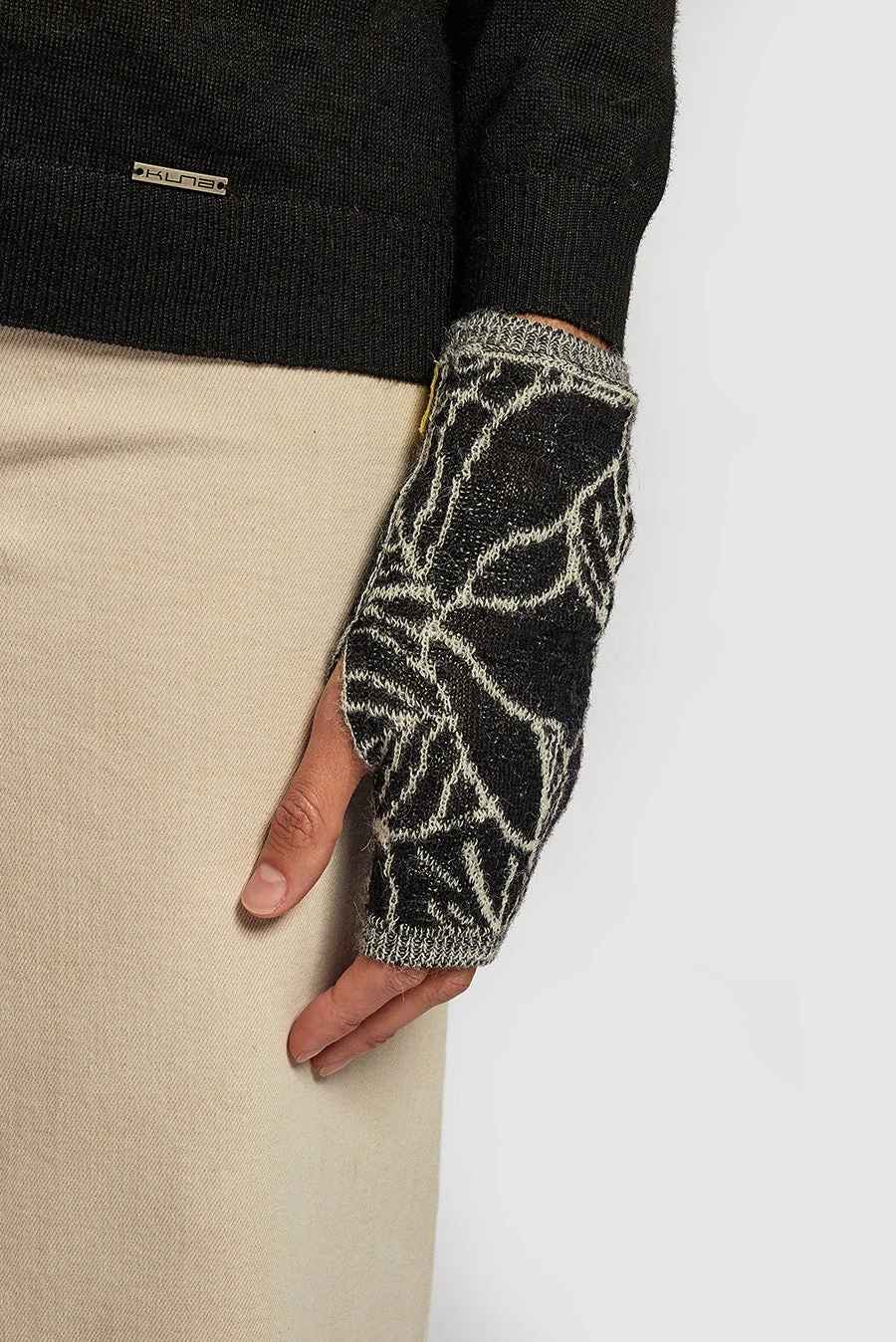 Weiss Gloves Baby Alpaca Color B&W - Image 2