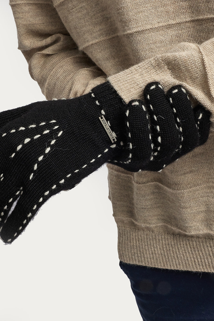 Willa Gloves Baby Alpaca Color Black & Ecru - Image 5