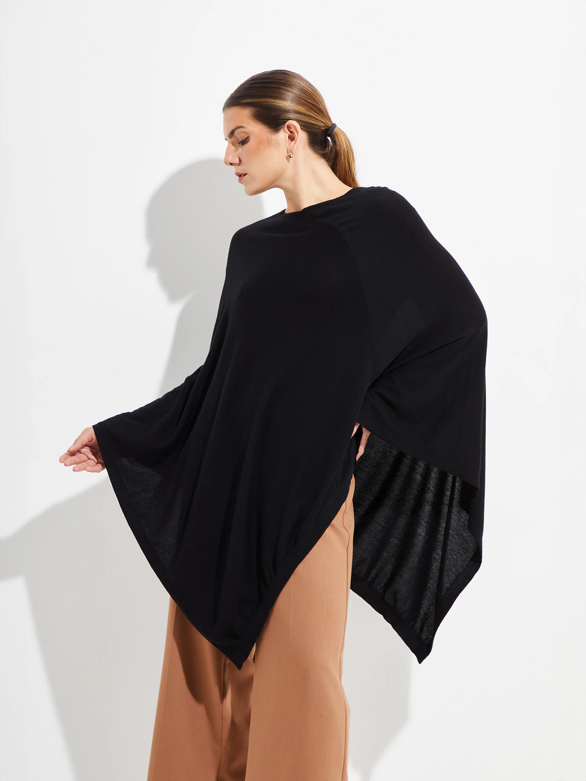 Beryl Poncho Vicuña Color Black - Image 2