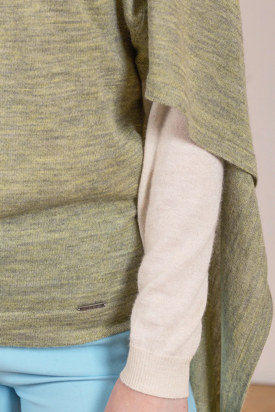 Vaya Poncho Baby Alpaca Color Fango - Image 4