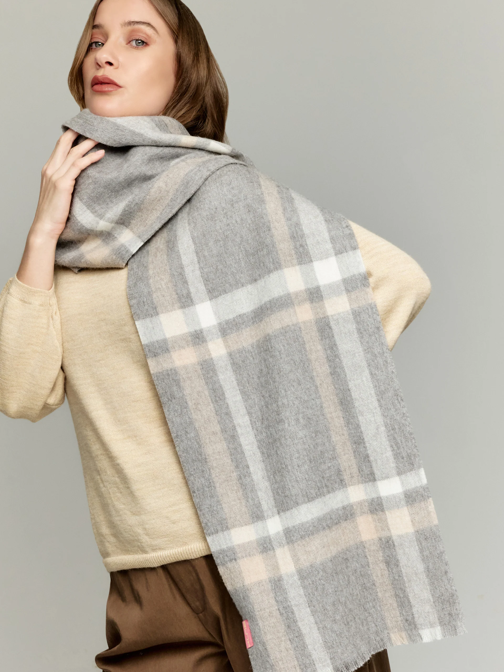 Vallejos Eco Scarf Baby Alpaca Color Grey - Image 3