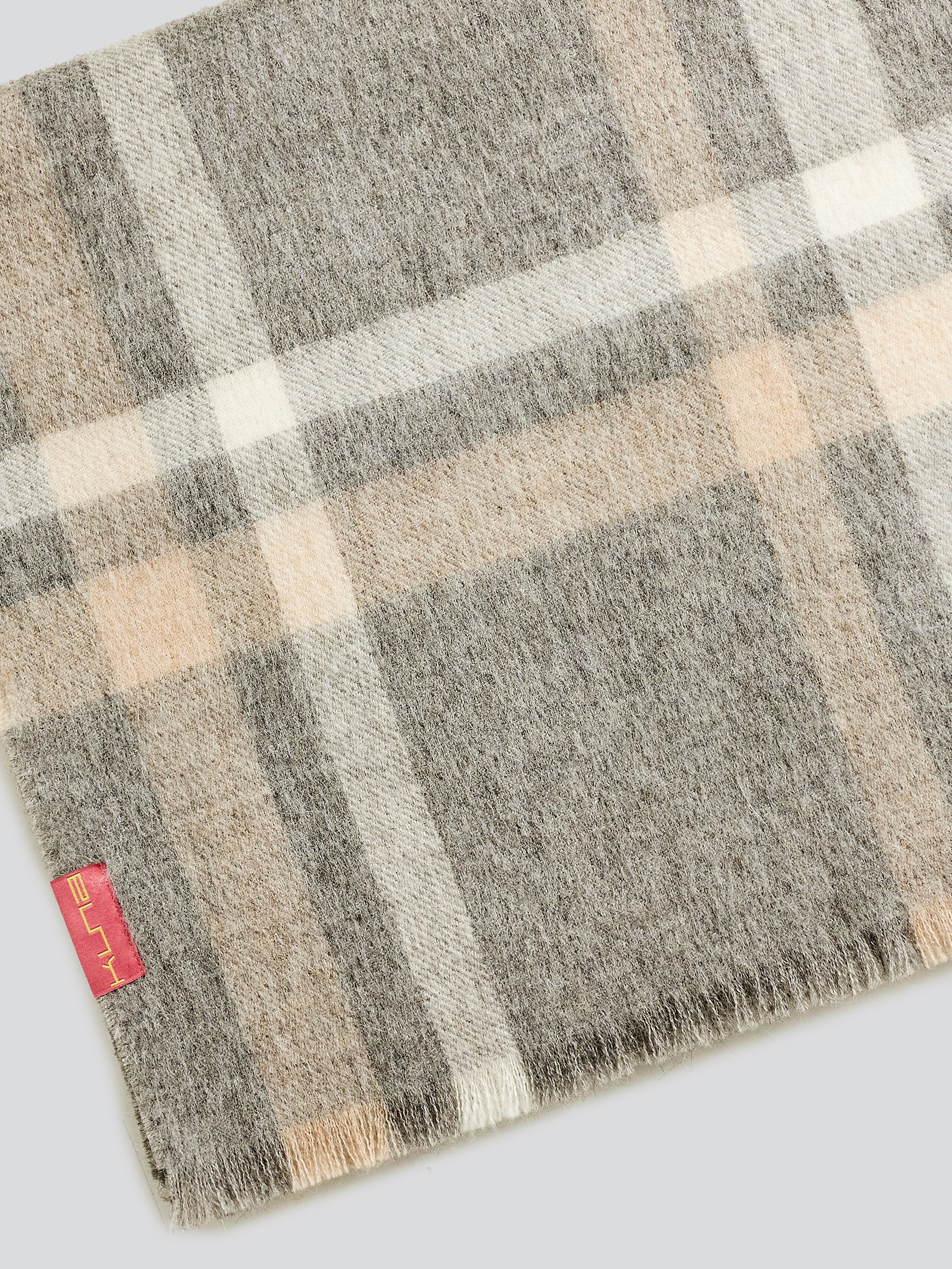 Vallejos Eco Scarf Baby Alpaca Color Grey - Image 6