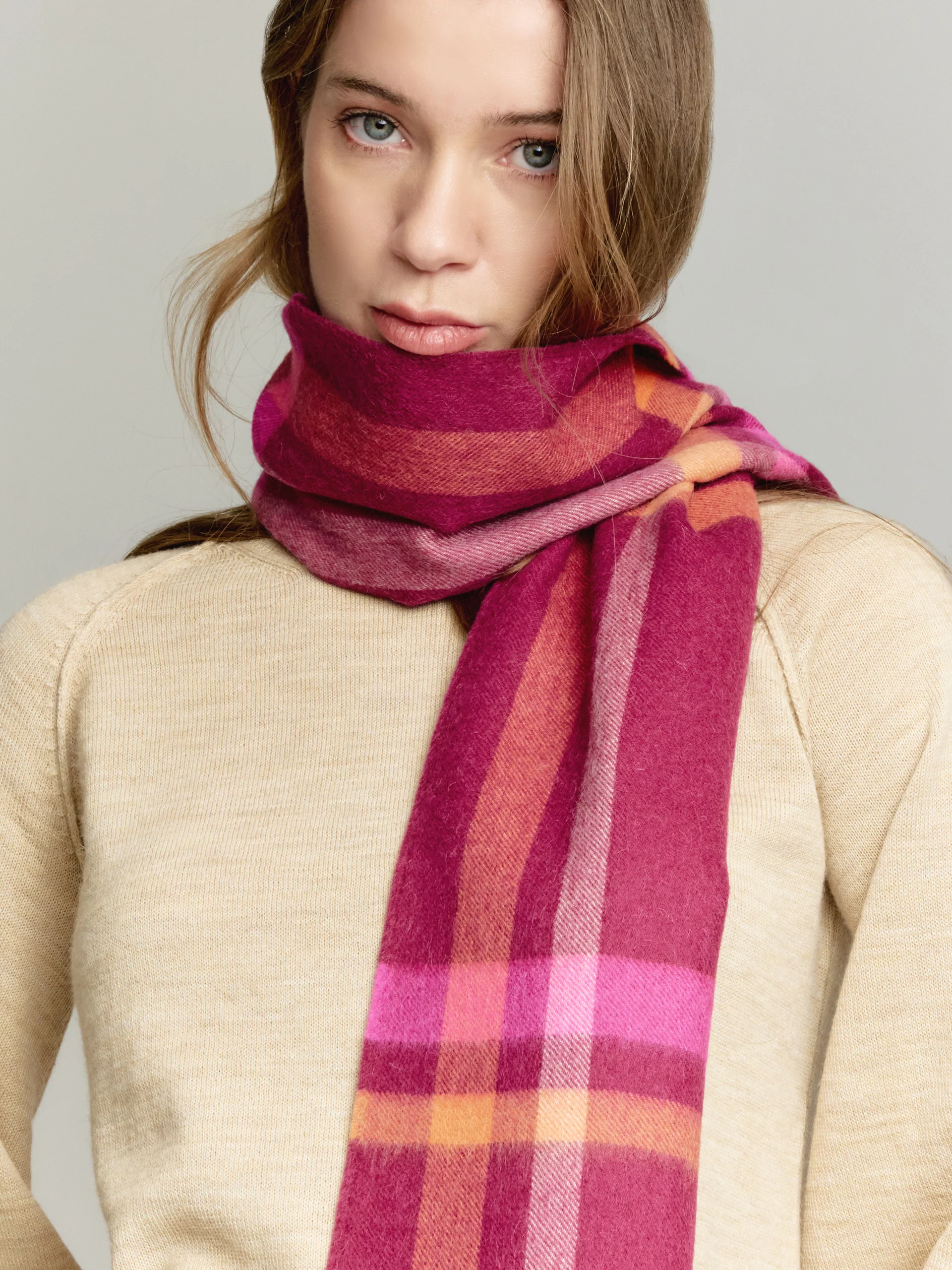 Vallejos Scarf Baby Alpaca Color Cherry - Image 3