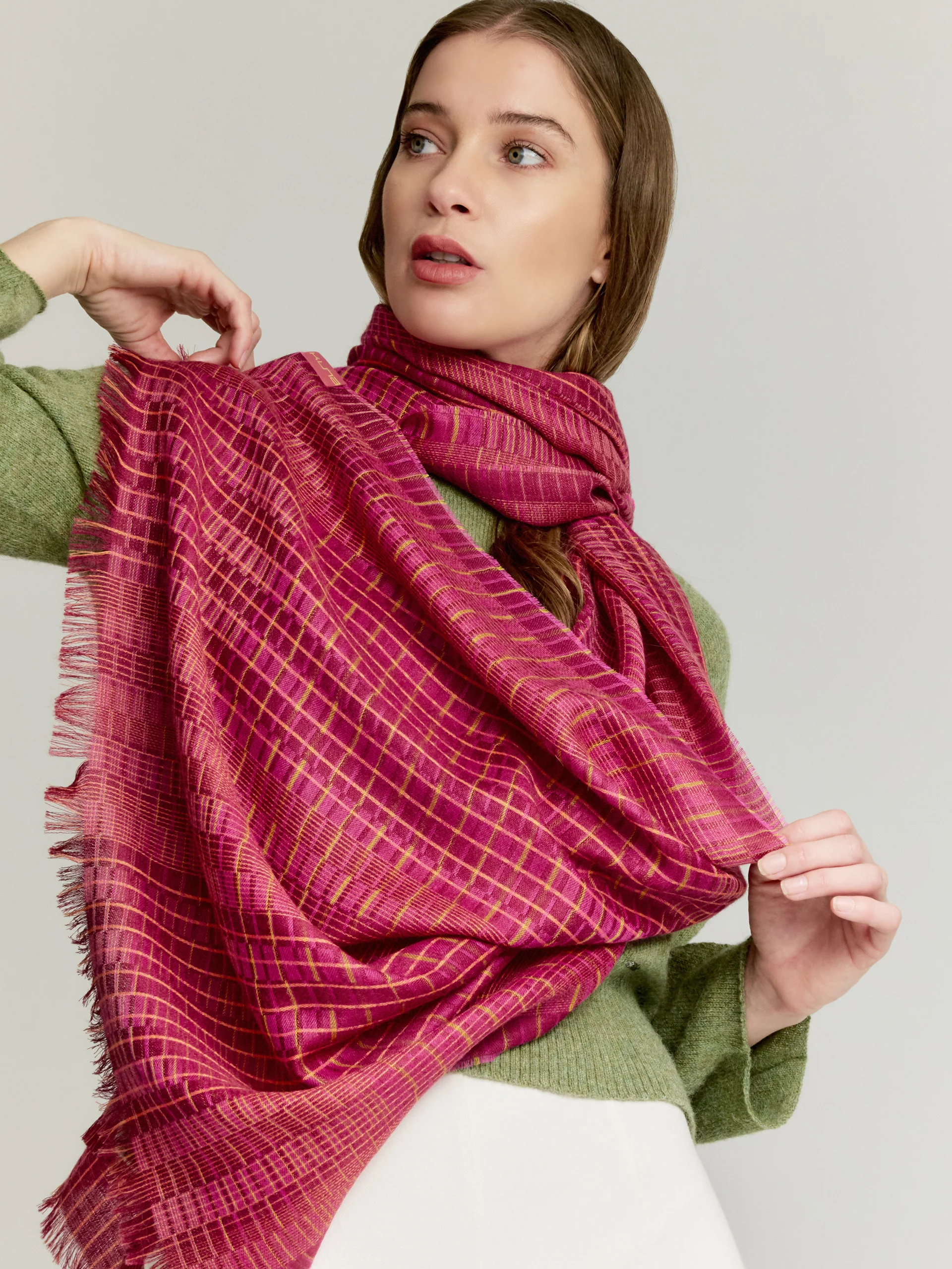 Vermondi Shawl Baby Alpaca Color Fuchsia - Image 3