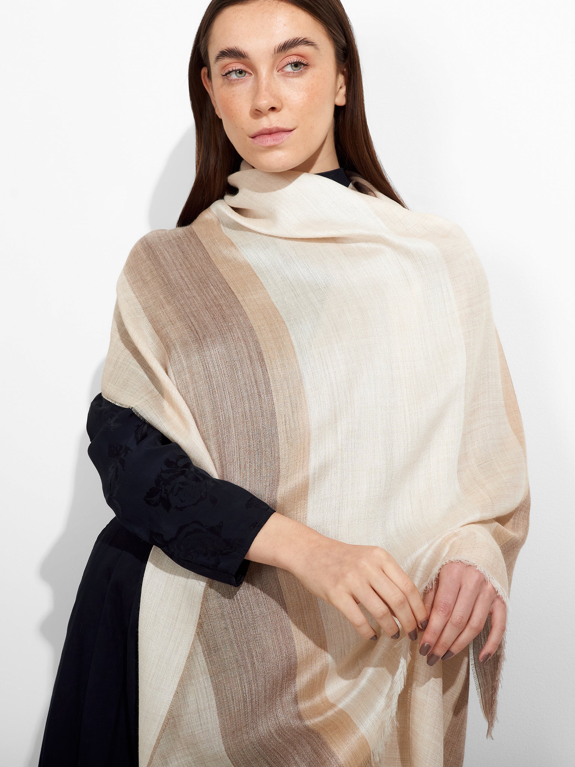 Wicht Shawl Baby Alpaca Color Beige - Image 3