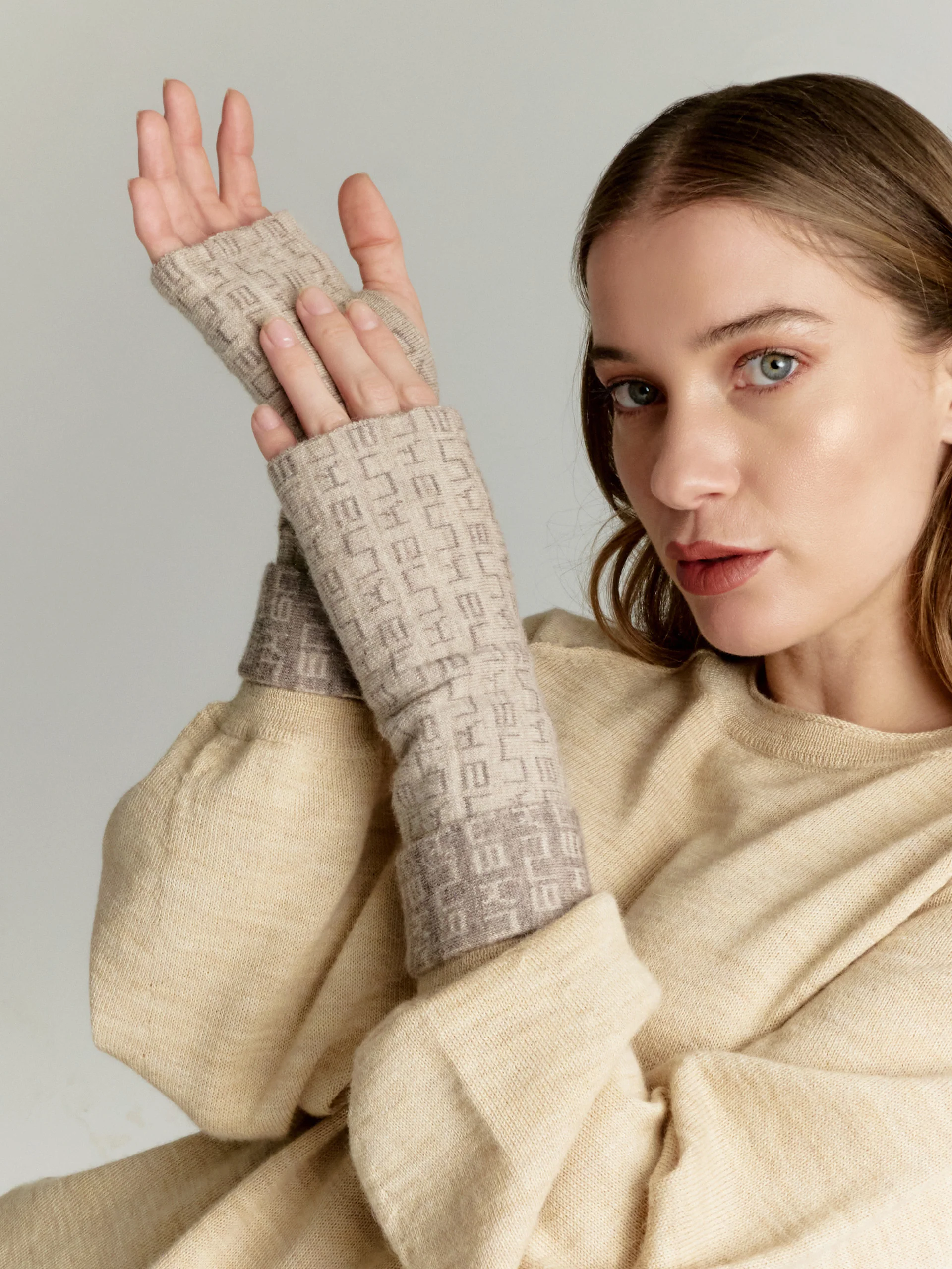 Yarita Gloves Baby Alpaca Color Beige - Image 3