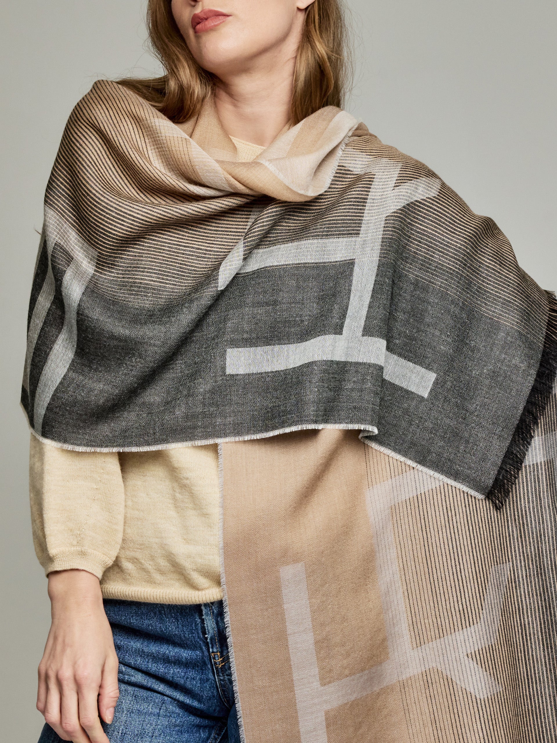 Yrati Shawl Baby Alpaca Color Black - Image 3