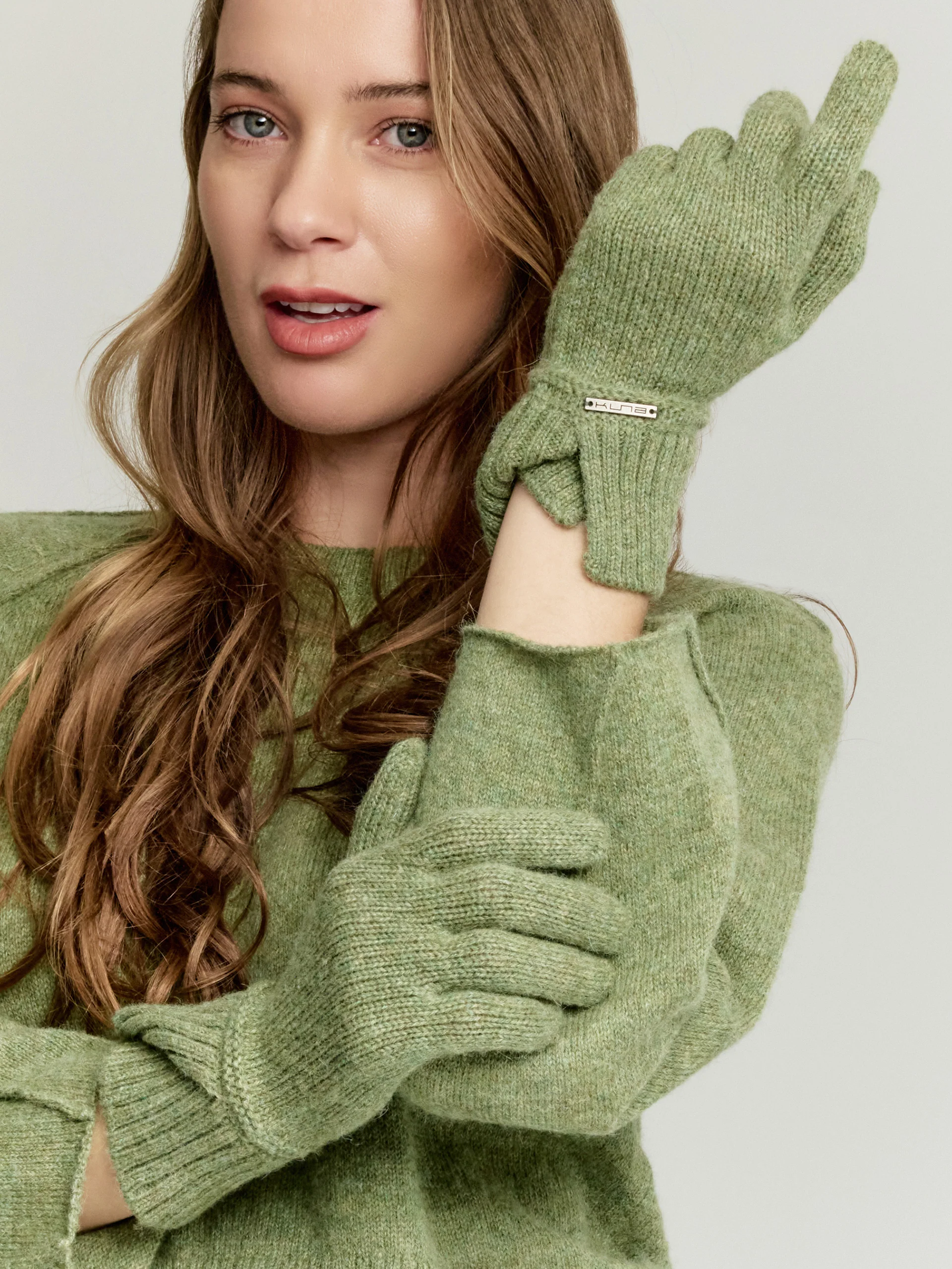 Yrma Gloves Baby Alpaca Color Green - Image 3