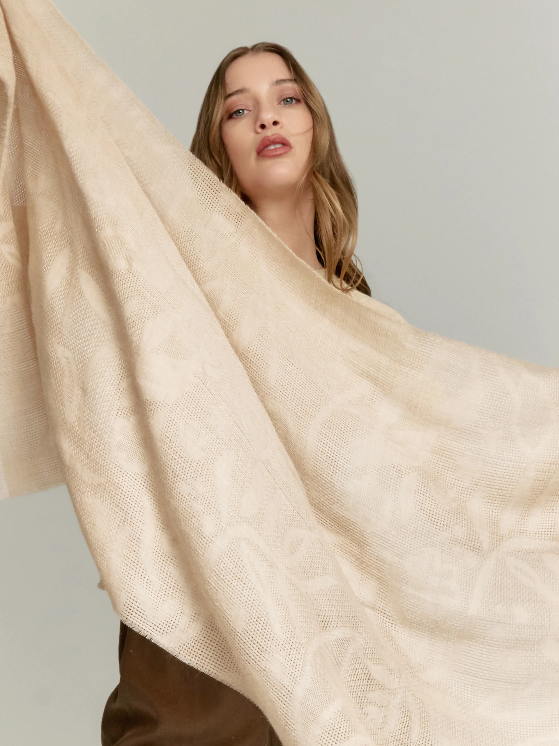 Yruma Shawl Baby Alpaca Color Beige - Image 3
