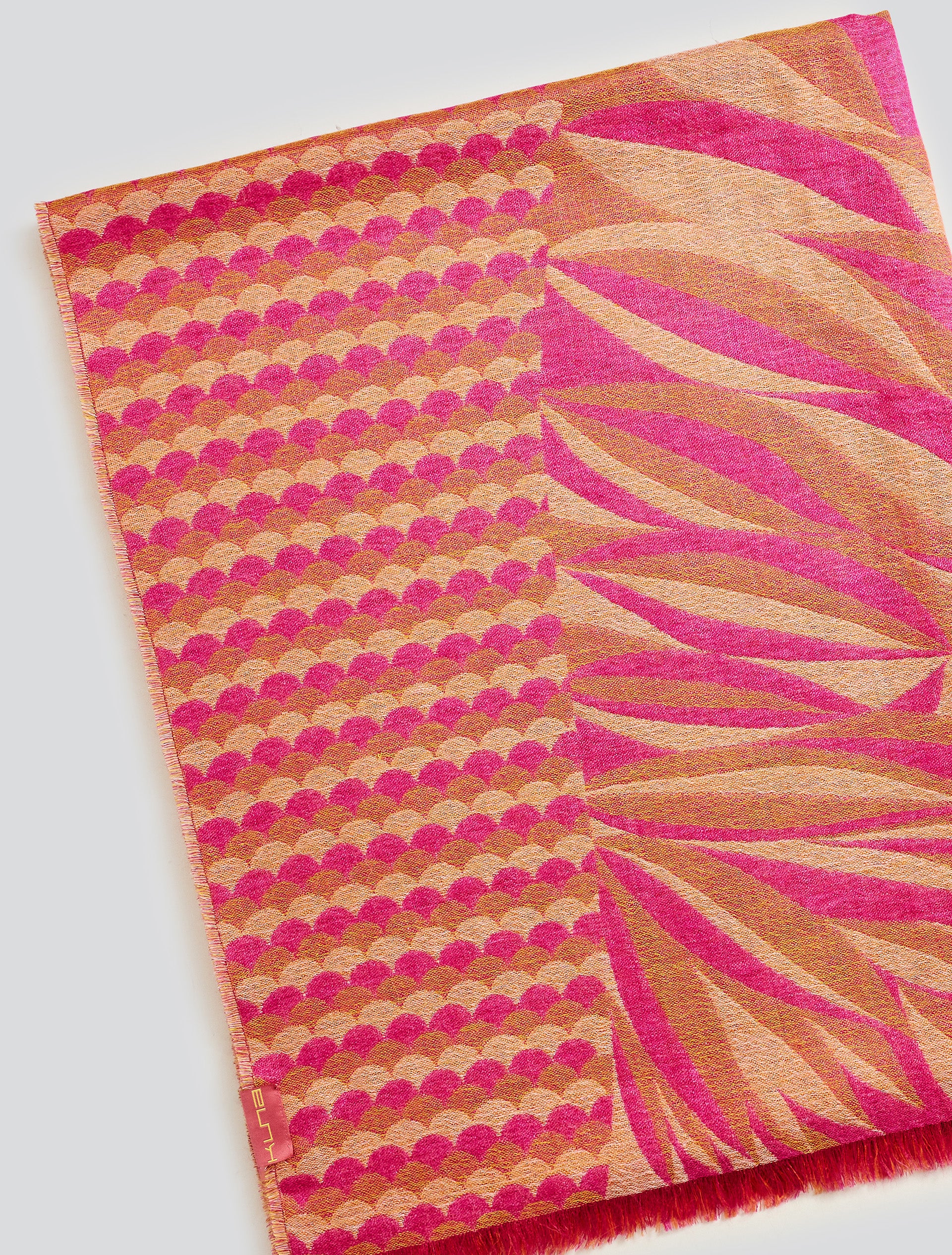 Ysily Shawl Baby Alpaca Color Fuchsia - Image 4