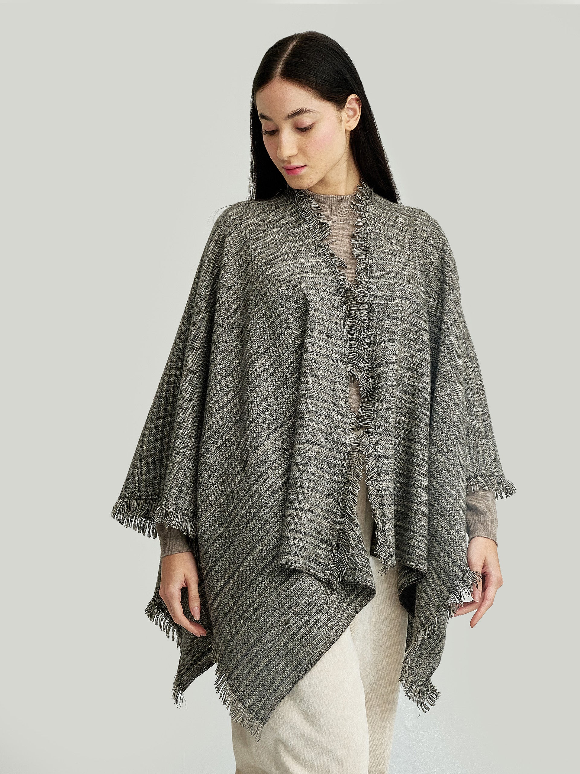 Yudith Poncho Baby Alpaca Color Beige - Image 2
