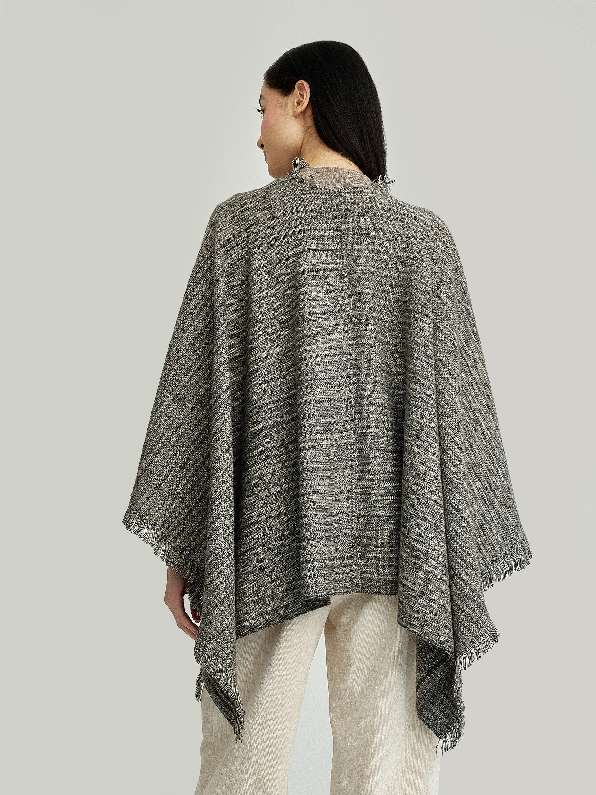 Yudith Poncho Baby Alpaca Color Beige - Image 3