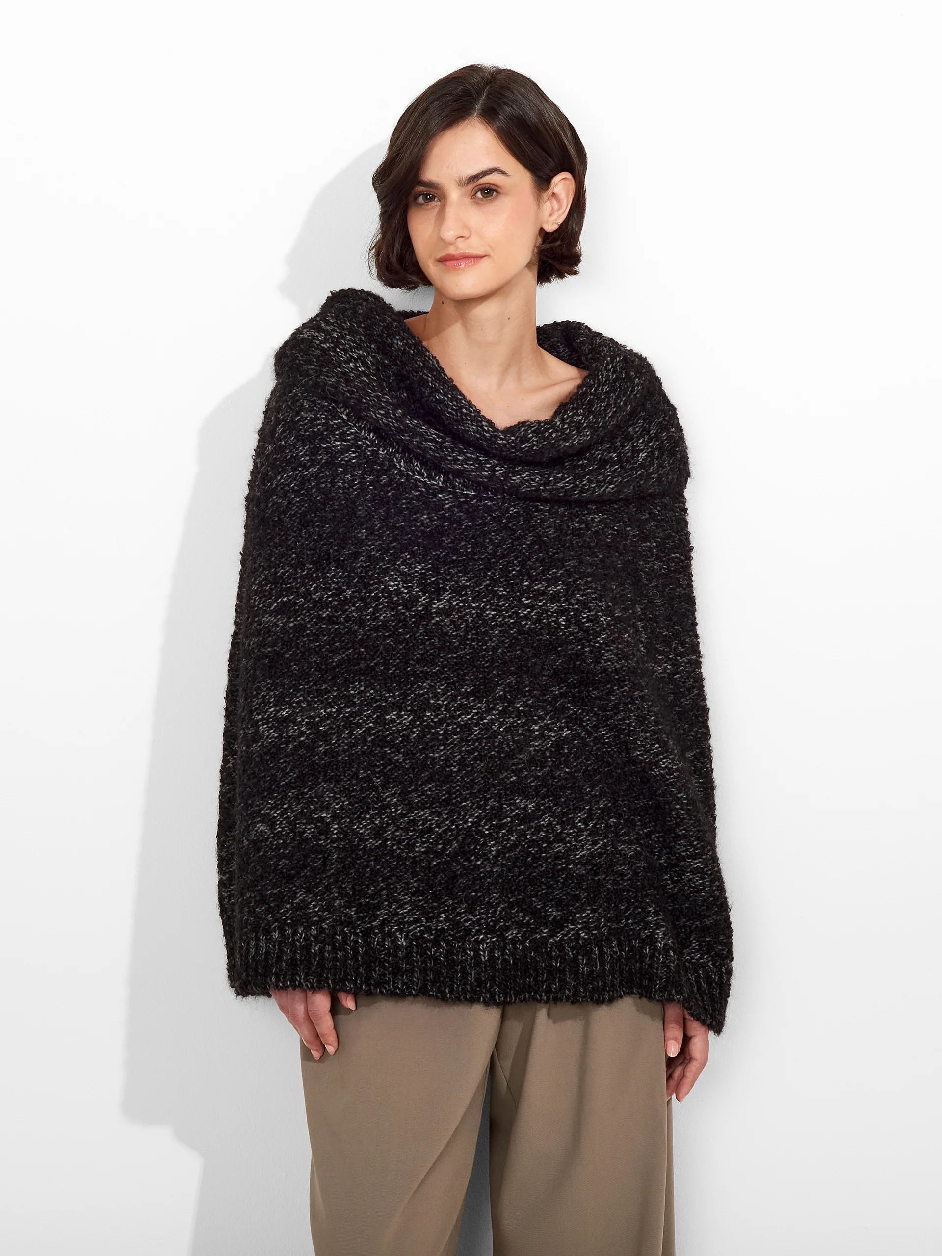 Zaira Poncho Suri Alpaca Color Black - Image 2