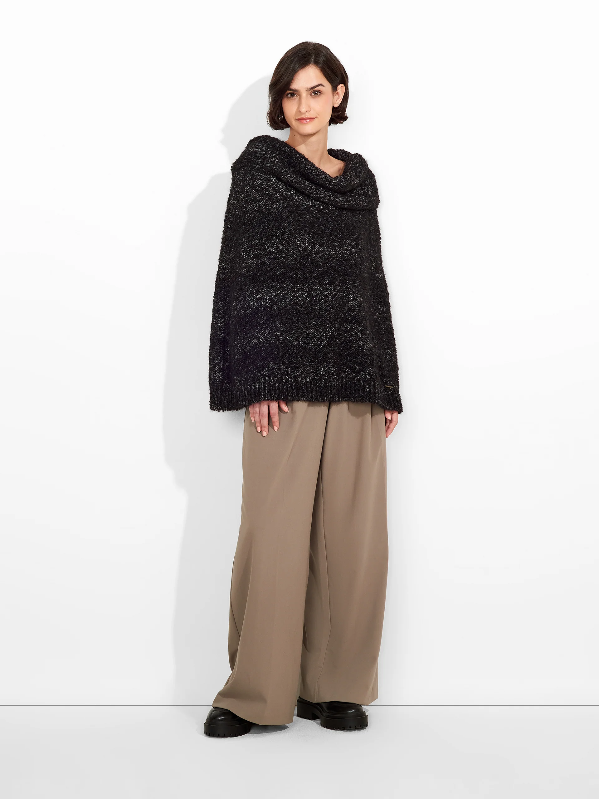 Zaira Poncho Suri Alpaca Color Black - Image 4