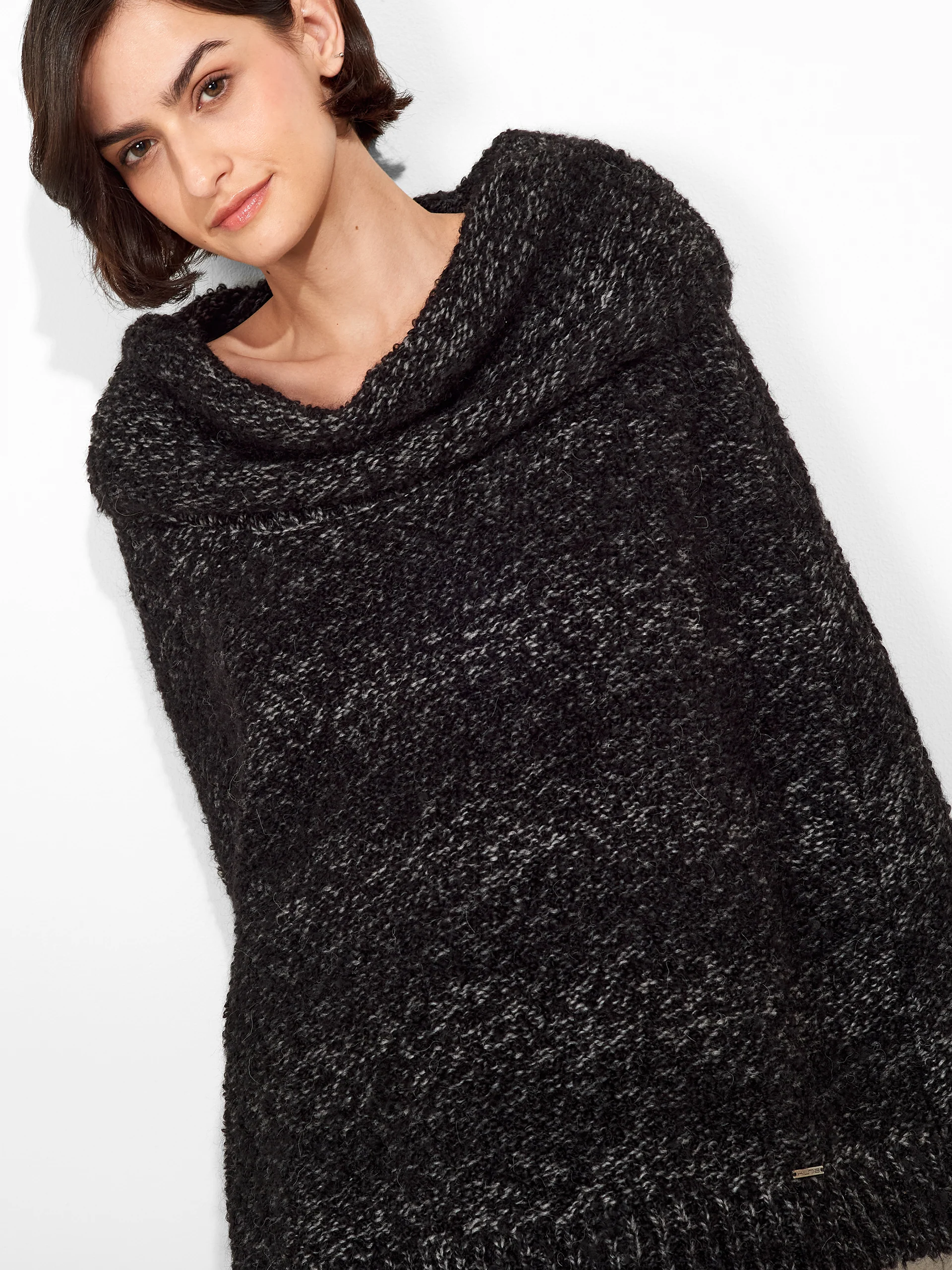 Zaira Poncho Suri Alpaca Color Black - Image 5