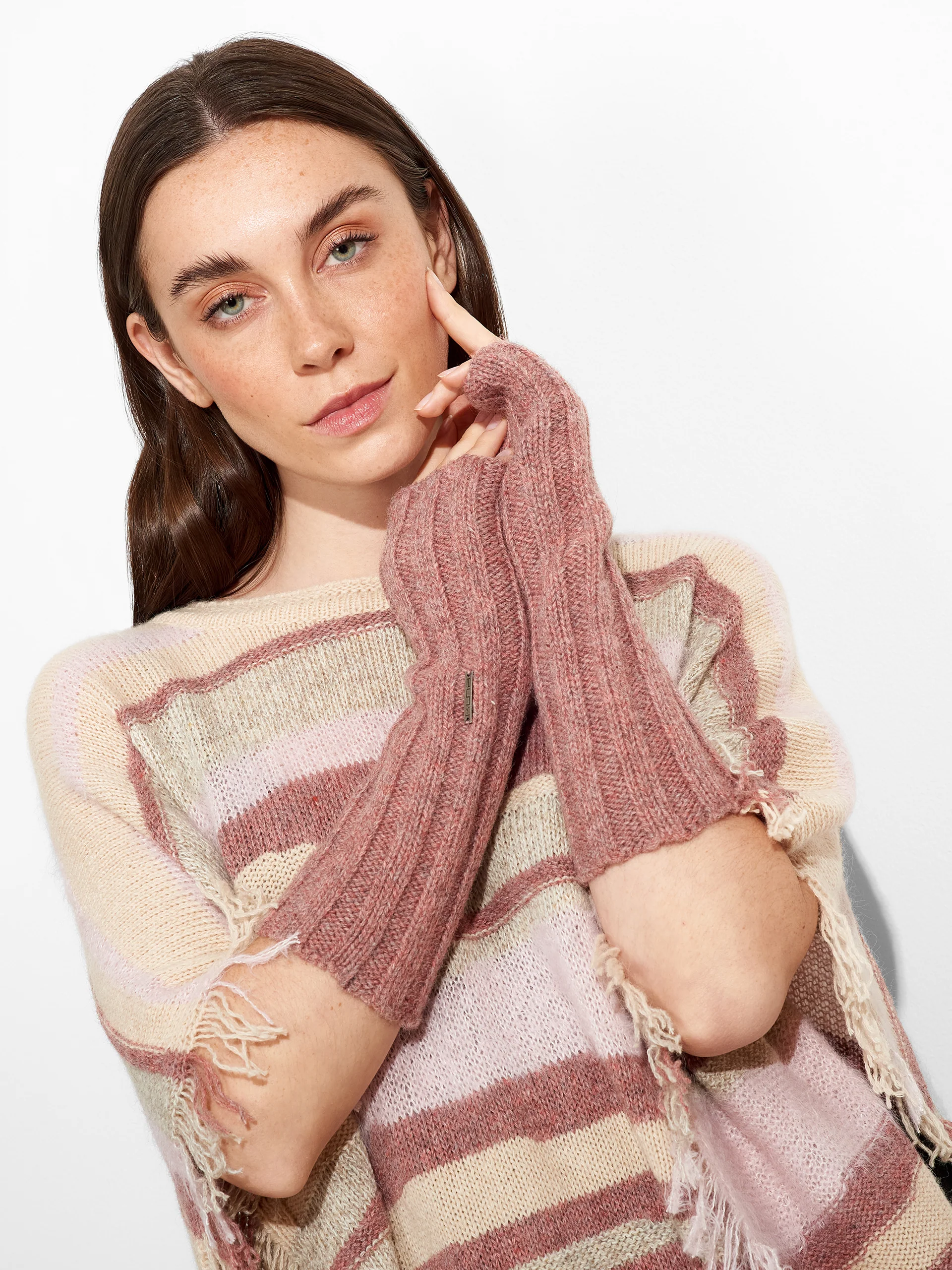 Zephir Gloves Baby Alpaca Color Pink - Image 3