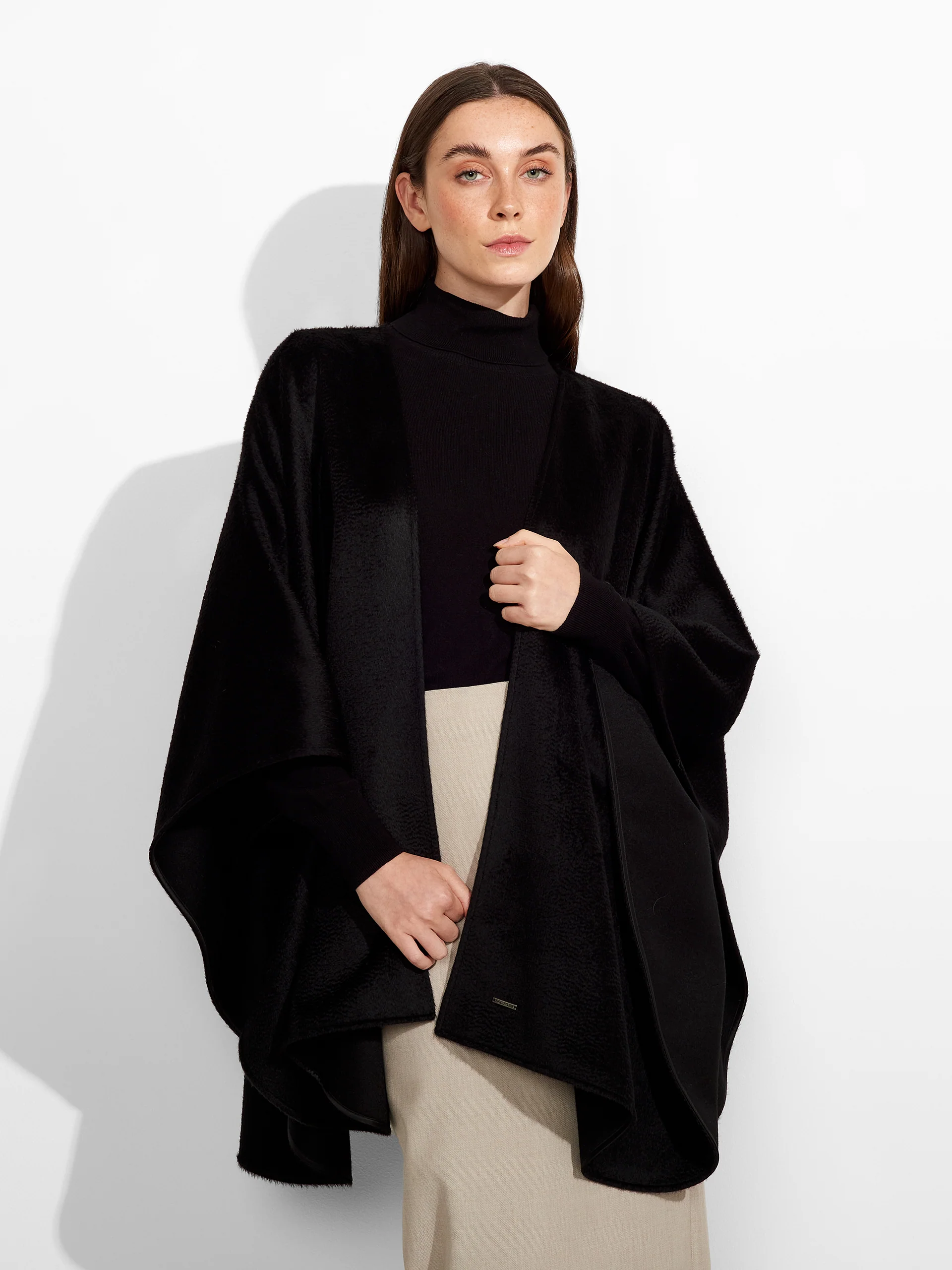 Zibelin Cape Baby Suri Alpaca Color Black - Image 2