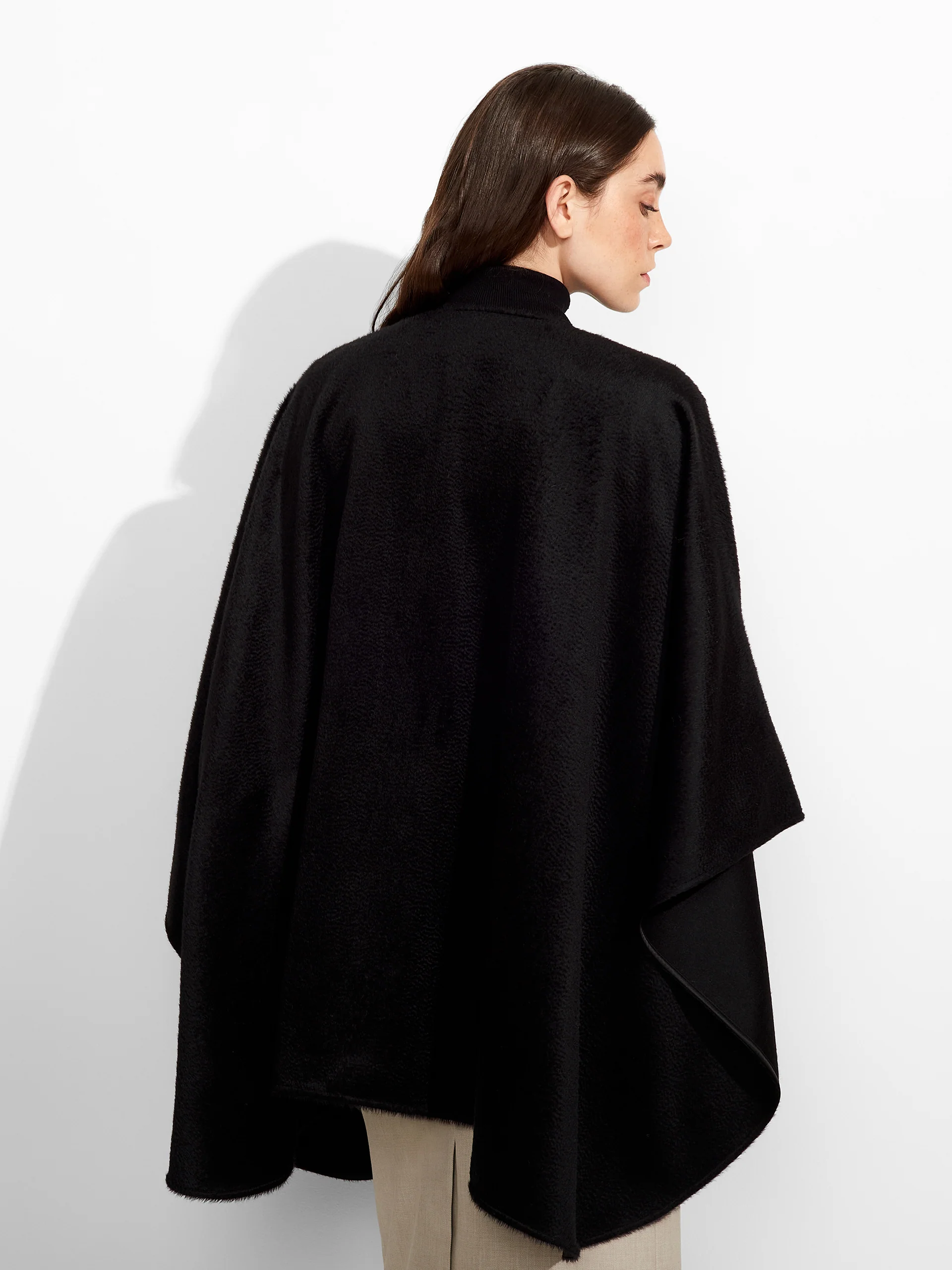 Zibelin Cape Baby Suri Alpaca Color Black - Image 3